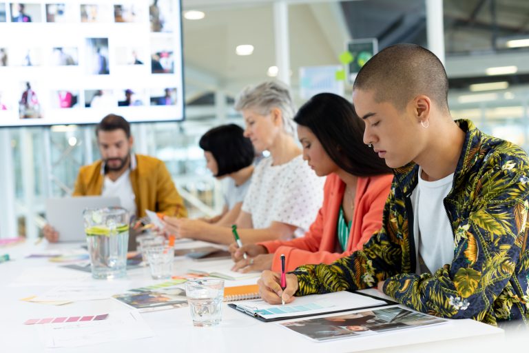 Formations design graphique : pourquoi les masterclasses en ligne explosent