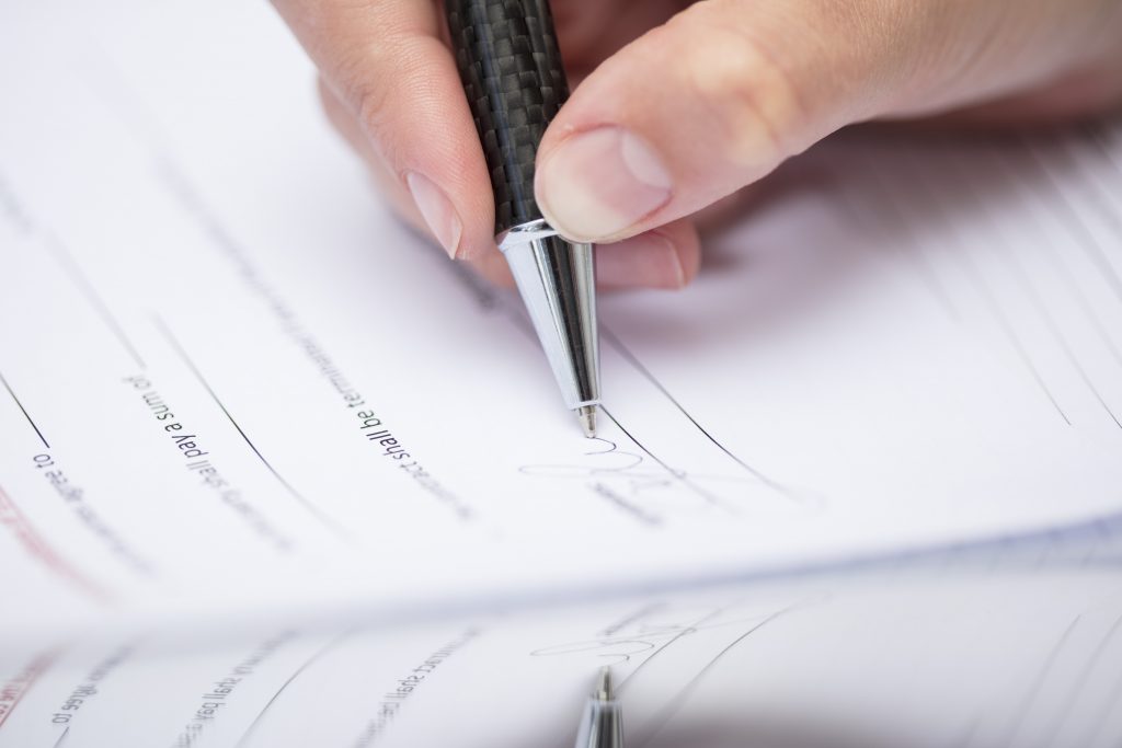 Woman signing documents - Etapes :